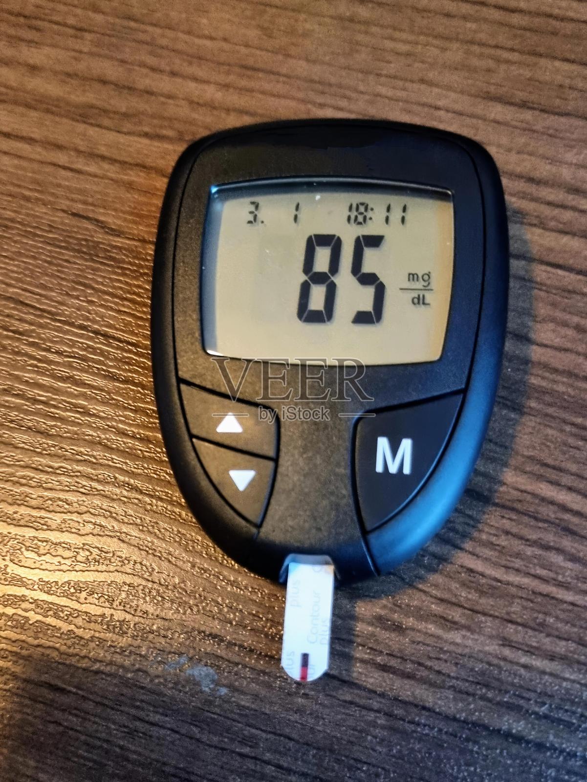 一张木桌上数字温度计的照片。照片摄影图片