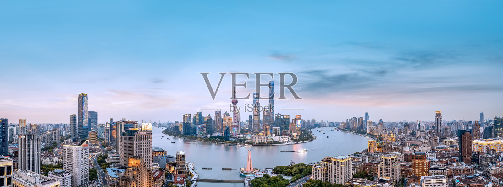 黄昏时分令人惊叹的全景城市天际线照片摄影图片