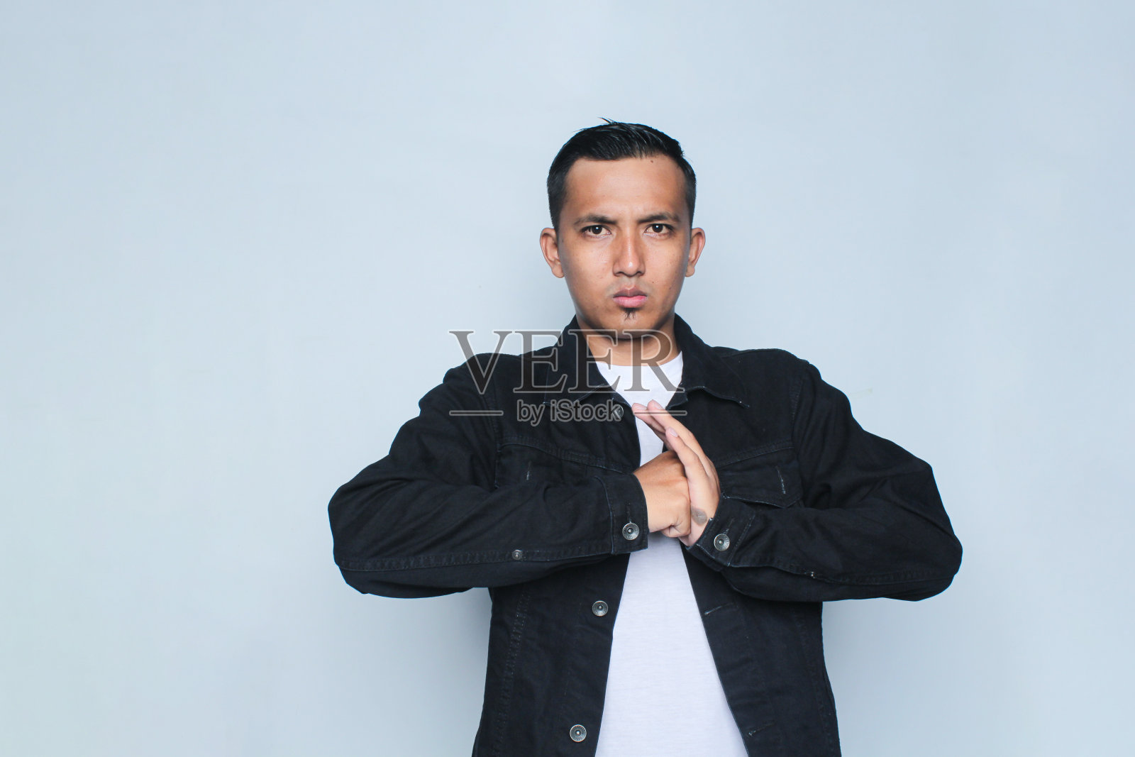 生气的人。照片摄影图片