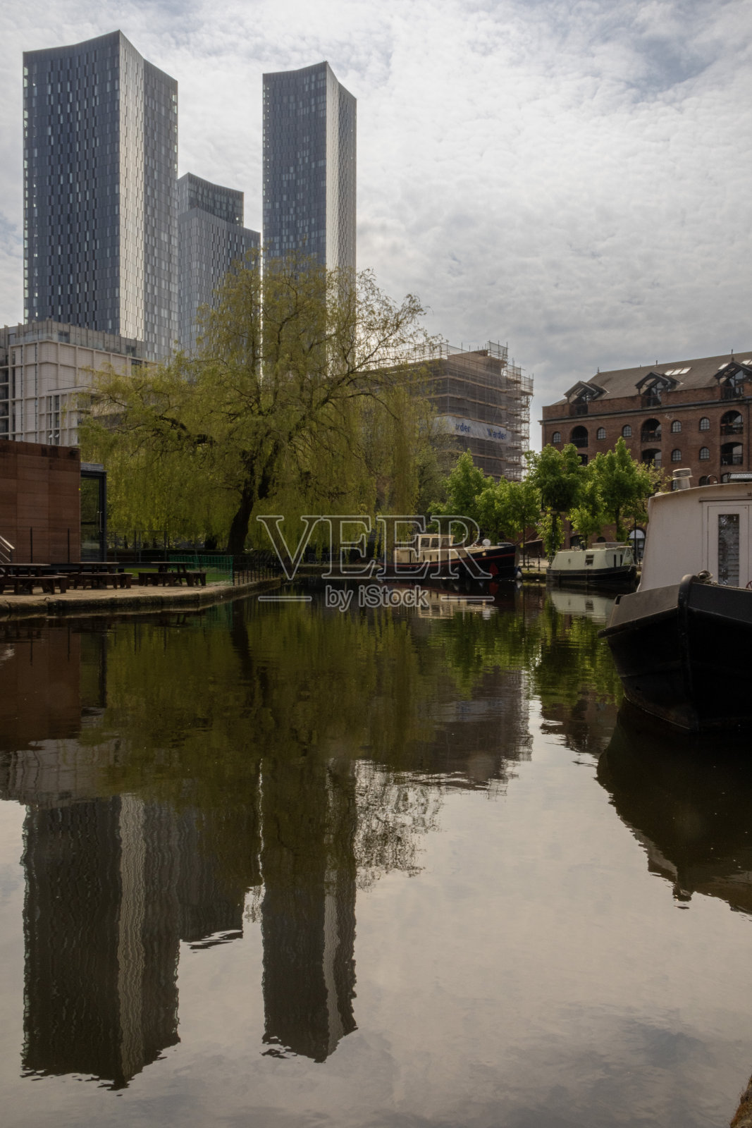 田园般的城市生活在卡斯尔菲尔德运河盆地照片摄影图片