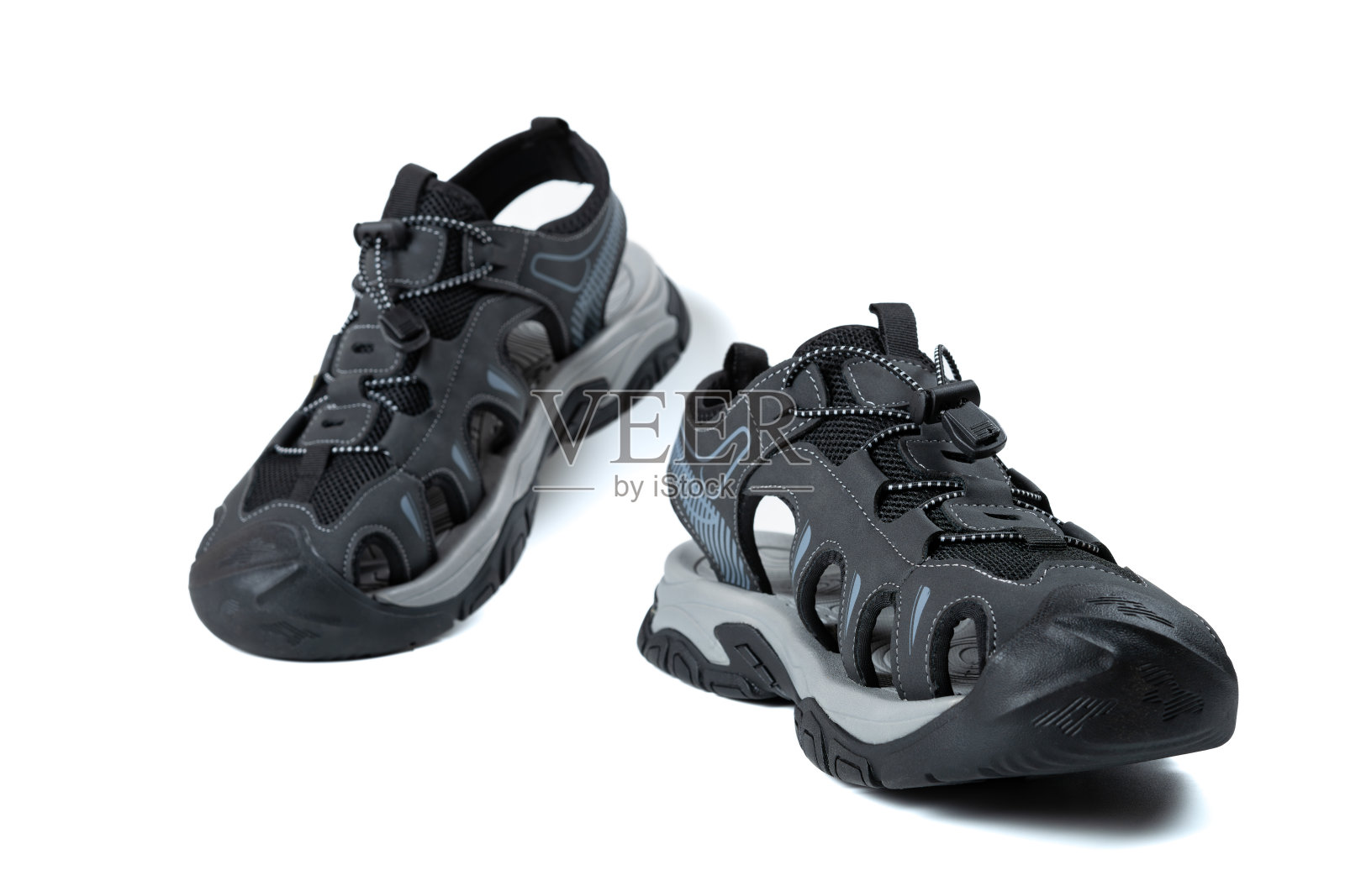 白色底色的灰色男士休闲凉鞋照片摄影图片