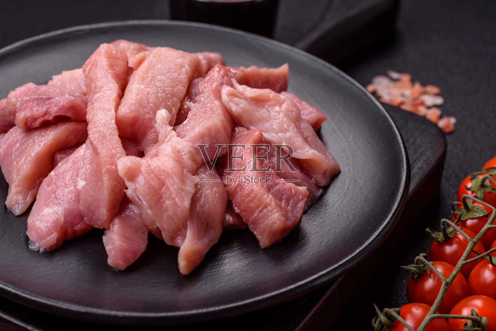 加盐、香料和香草的生猪肉或火鸡肉片照片摄影图片