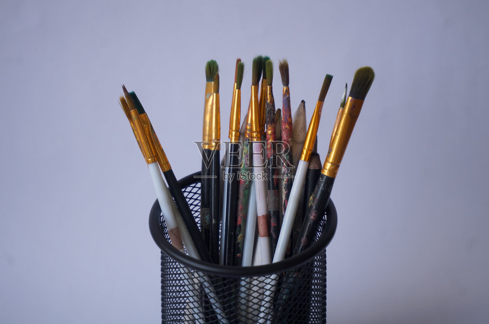 一套画笔在持有人孤立的白色背景照片摄影图片