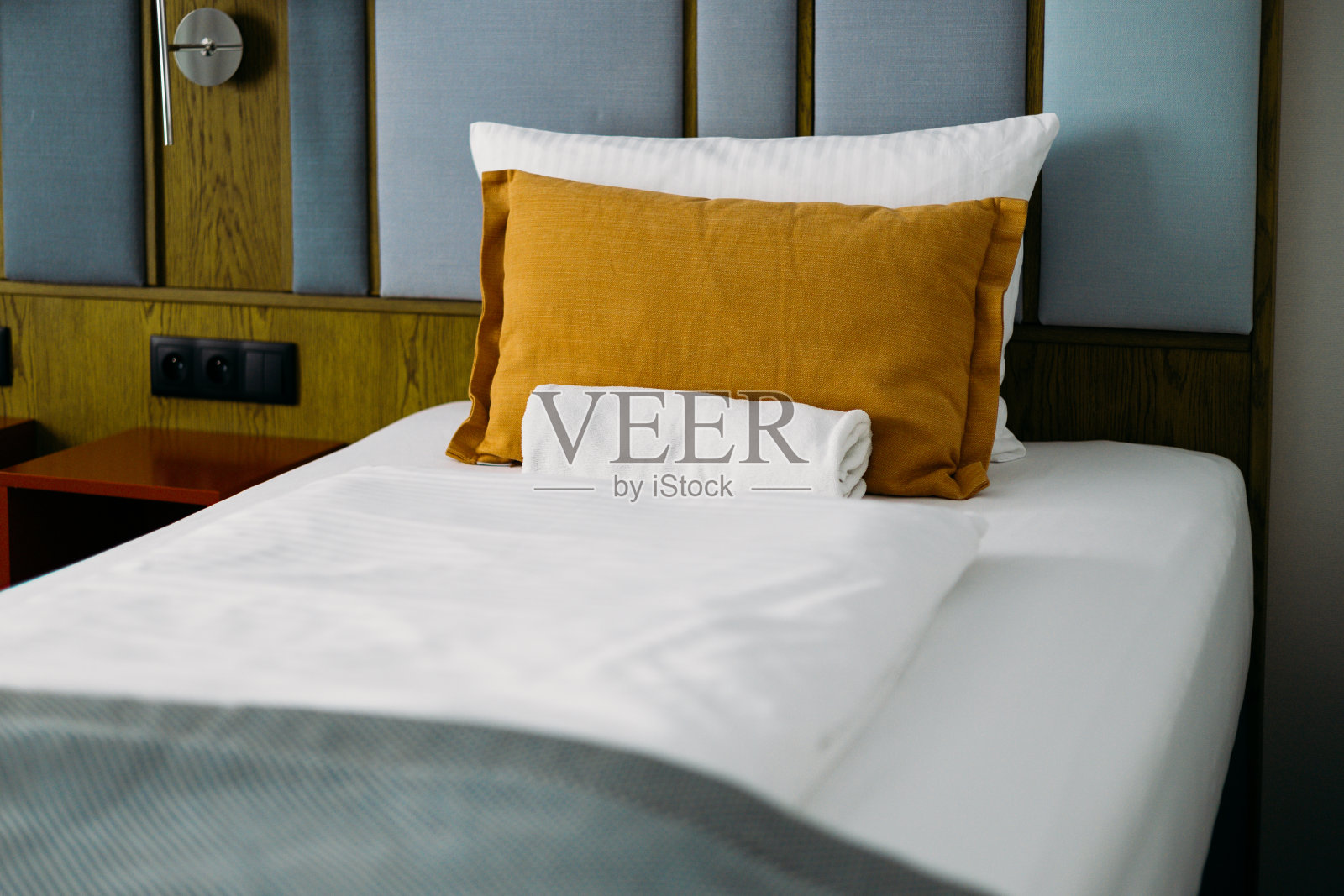 卧室现代设计与家具。酒店双人床房间的内部。空床，枕头和床单都乱糟糟的。照片摄影图片