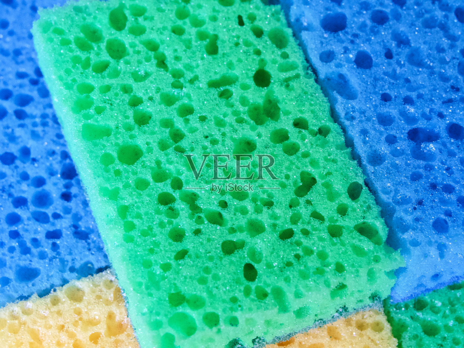 纹理海绵。彩色海绵的微距拍摄，突出质感。用于微距摄影收藏，纹理研究。照片摄影图片