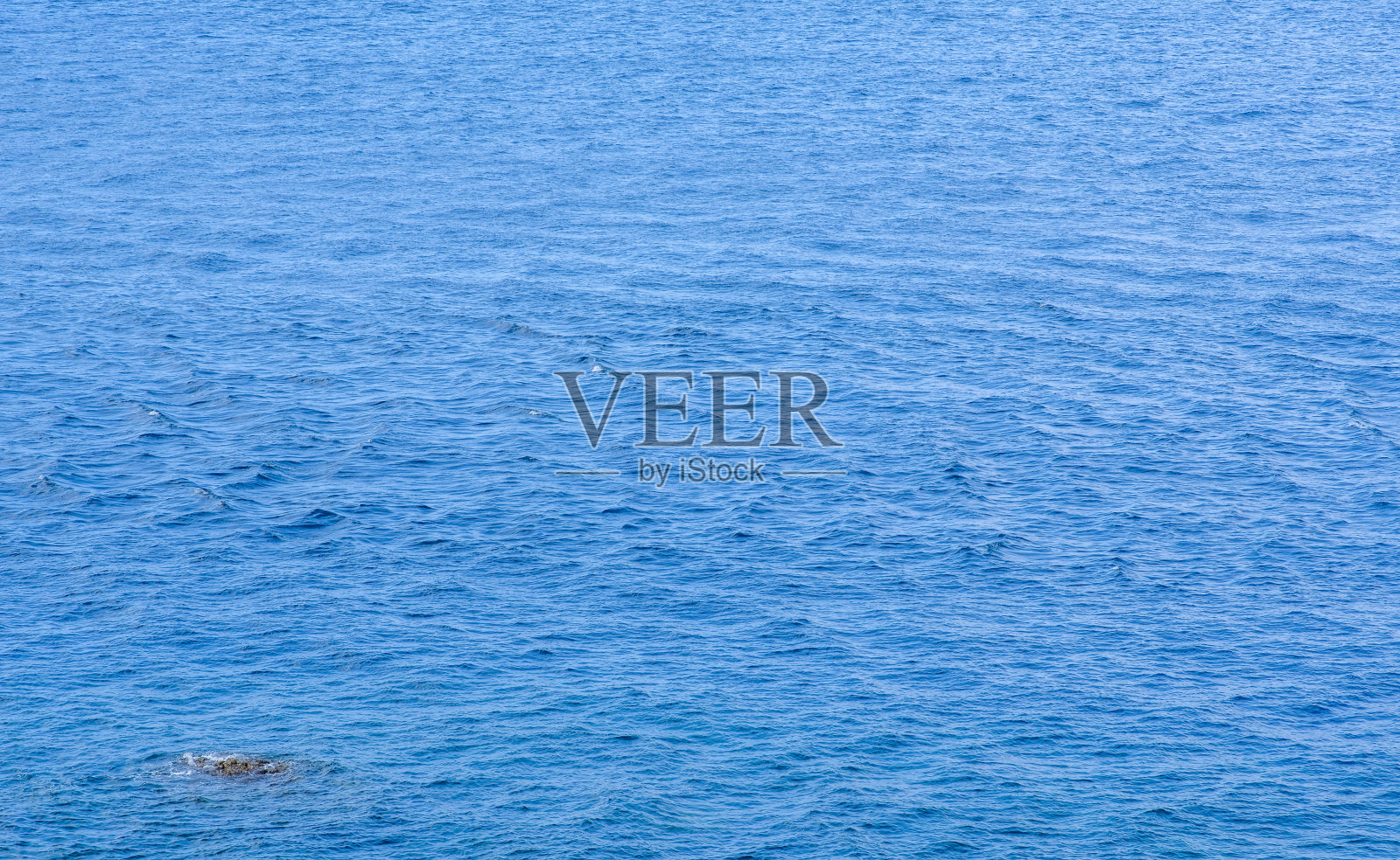 菲律宾八打雁岛阿尼劳海滩的蓝色海水。照片摄影图片