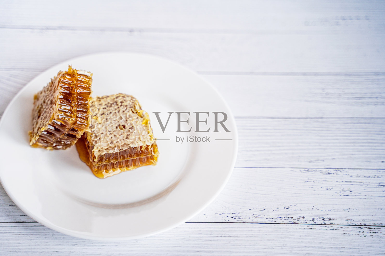 蜂巢中的天然蜂蜜照片摄影图片