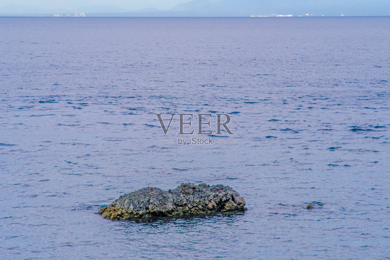 菲律宾八打雁岛阿尼劳海滩的蓝色海水。照片摄影图片