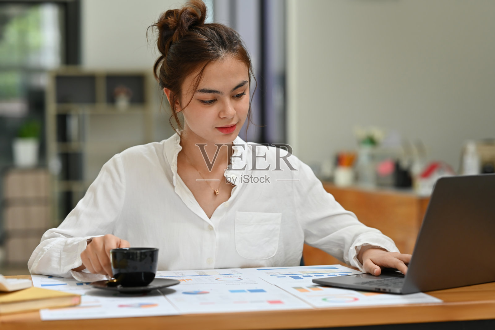 分析财务数据、商业计划、财务文件、图表的高加索女商人。照片摄影图片