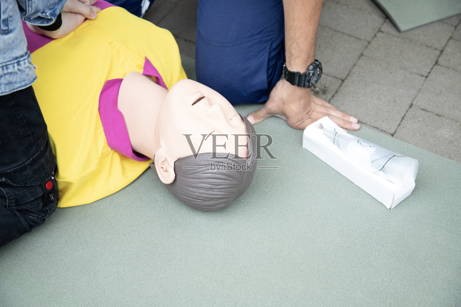 心肺复苏，呼吸骤停，心脏骤停，临床死亡，心肺复苏术。用心肺复苏术抢救昏迷者的训练照片摄影图片