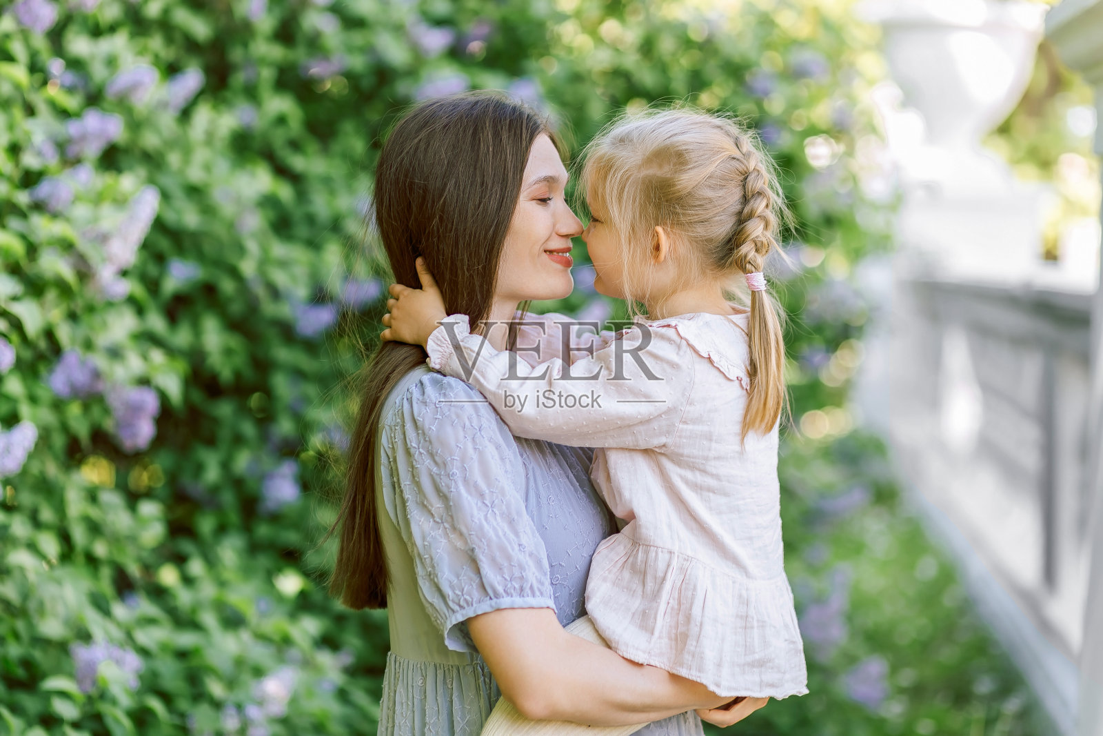 家庭母亲和女儿在春天公园度过时光照片摄影图片