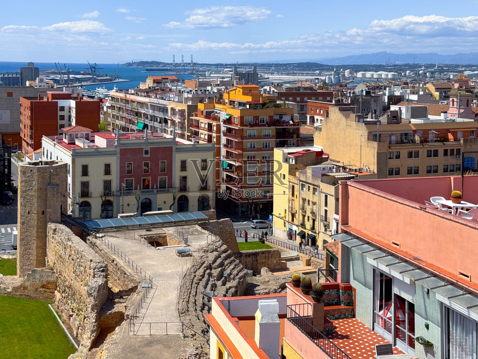 塔拉戈纳，西班牙-东南城市景观与罗马马戏团照片摄影图片