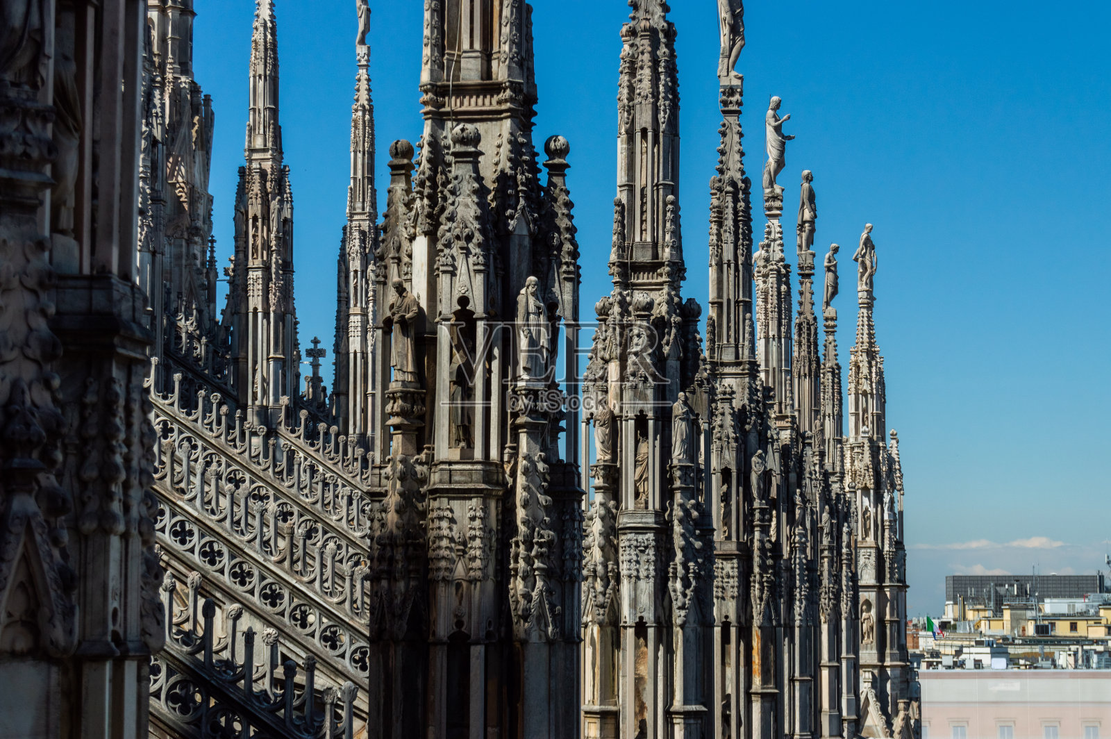 米兰大教堂雕像对着天空照片摄影图片