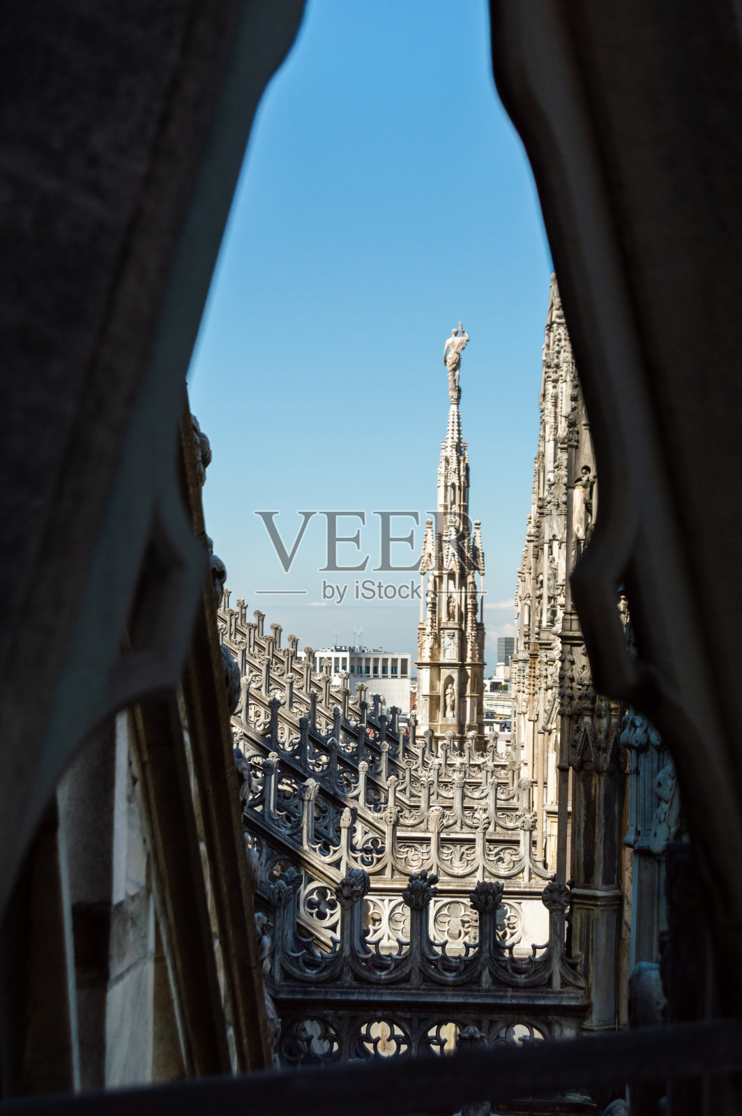 米兰大教堂雕像对着天空照片摄影图片