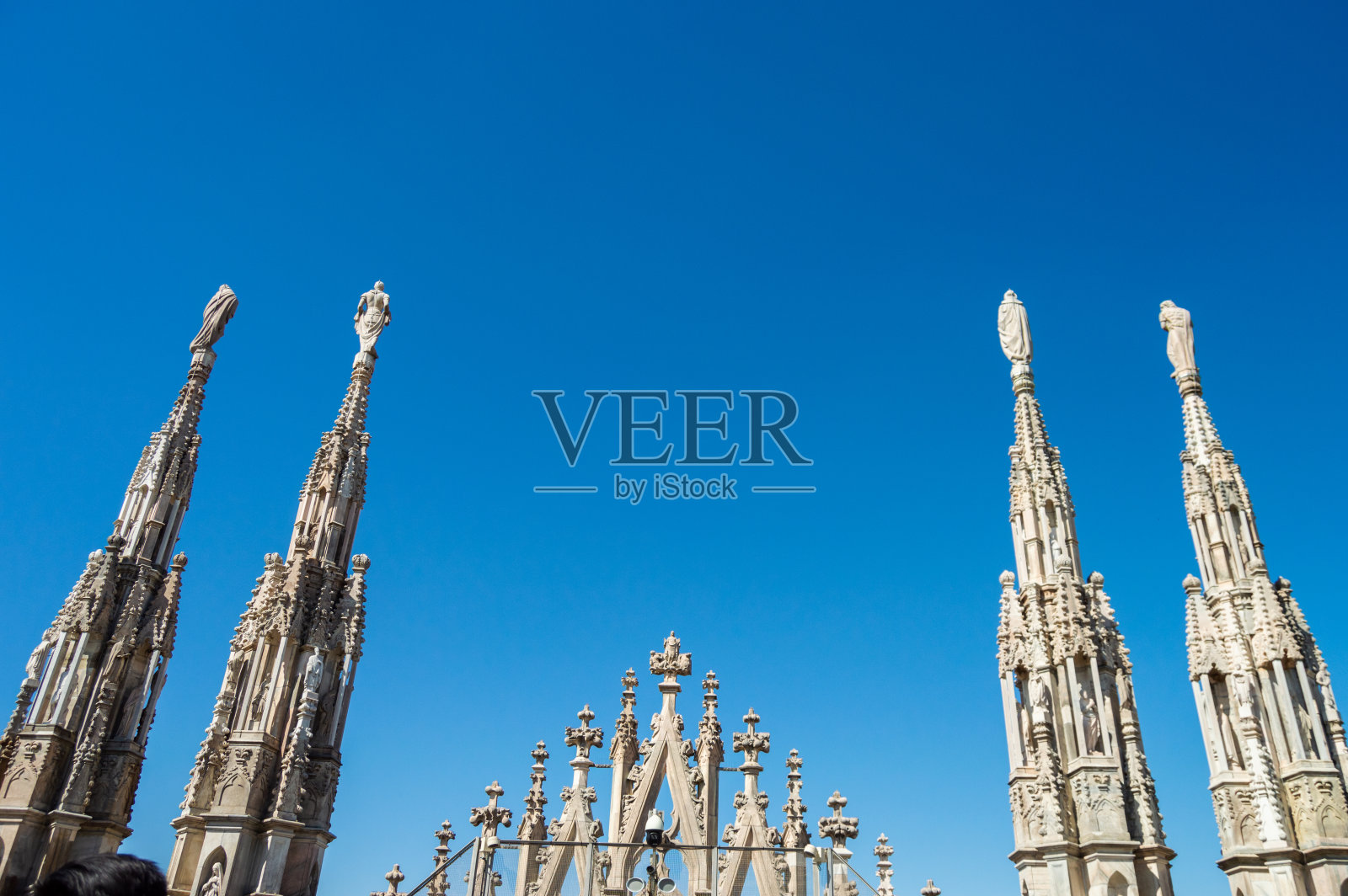 米兰大教堂雕像对着天空照片摄影图片