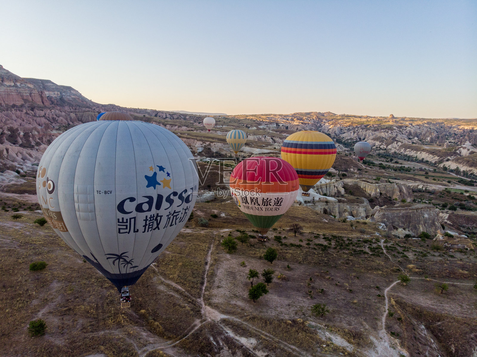黎明时热气球的鸟瞰图。卡帕多西亚。火鸡照片摄影图片