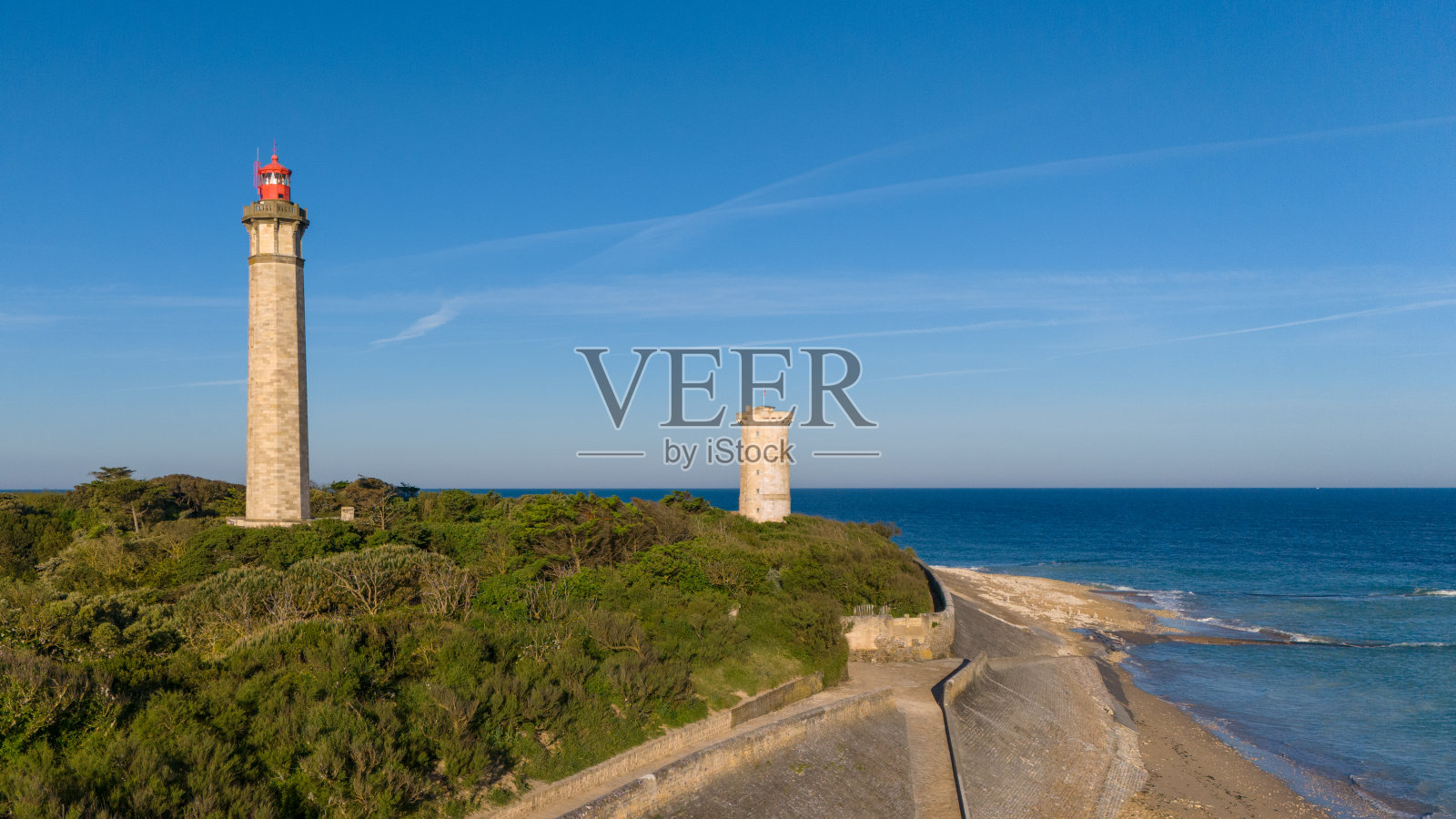 历史悠久的鲸鱼灯塔在罗维尔岛海岸线照片摄影图片