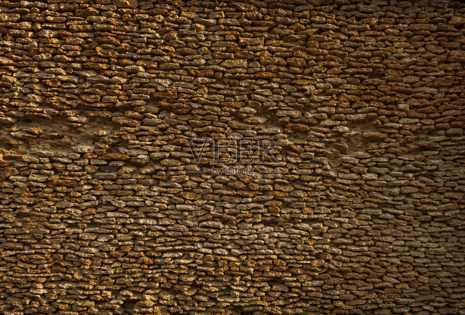 墙是用天然石材装饰的。照片摄影图片