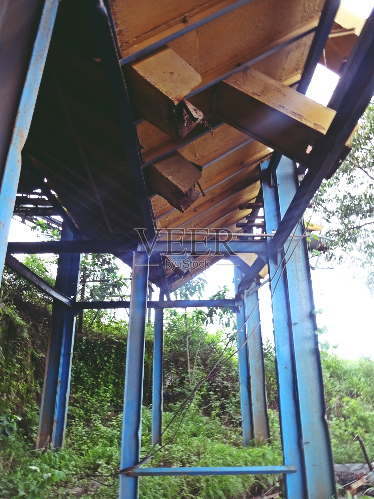 废弃的石材破碎机厂的废金属照片摄影图片