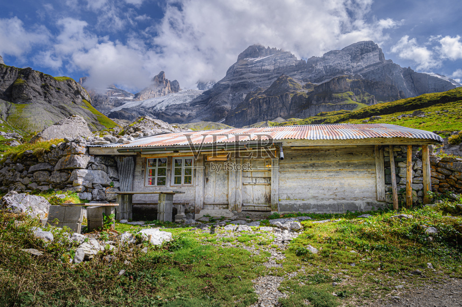 瑞士阿尔卑斯山上的老木屋照片摄影图片