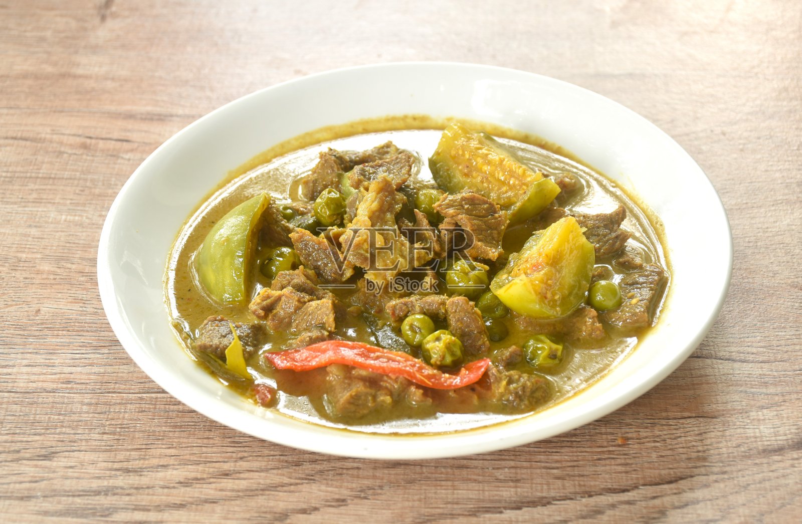 椰奶绿咖喱辣牛肉片茄子汤照片摄影图片