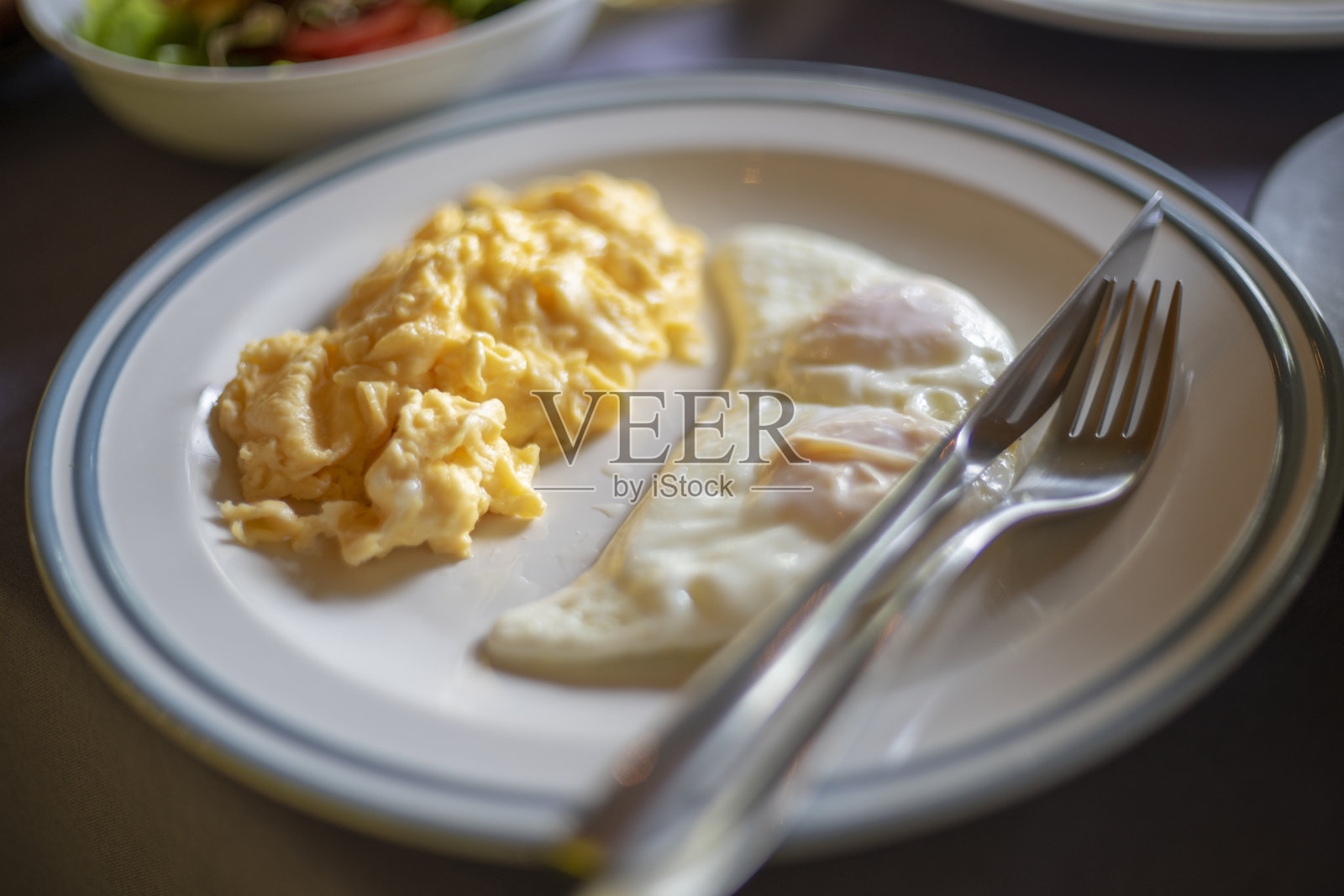 早餐桌上有炒蛋和煎蛋照片摄影图片