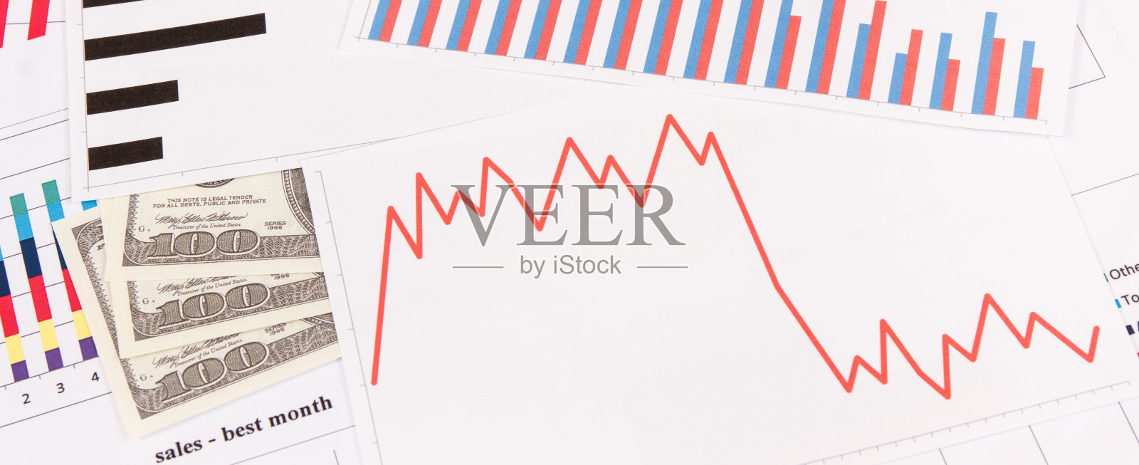 货币美元和下行图表代表由冠状病毒引起的金融危机。全球经济衰退的风险。新型冠状病毒肺炎照片摄影图片