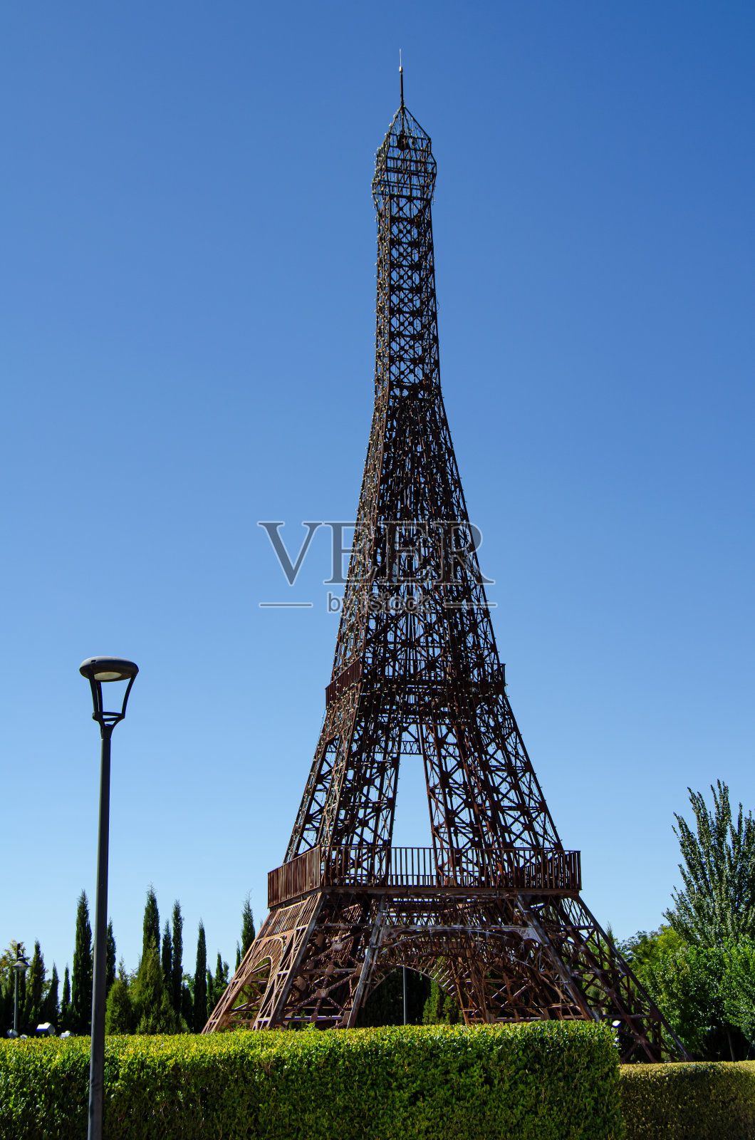 2017年9月11日，西班牙马德里Torrejón de Ardoz的欧洲公共公园，埃菲尔铁塔的复制品。照片摄影图片