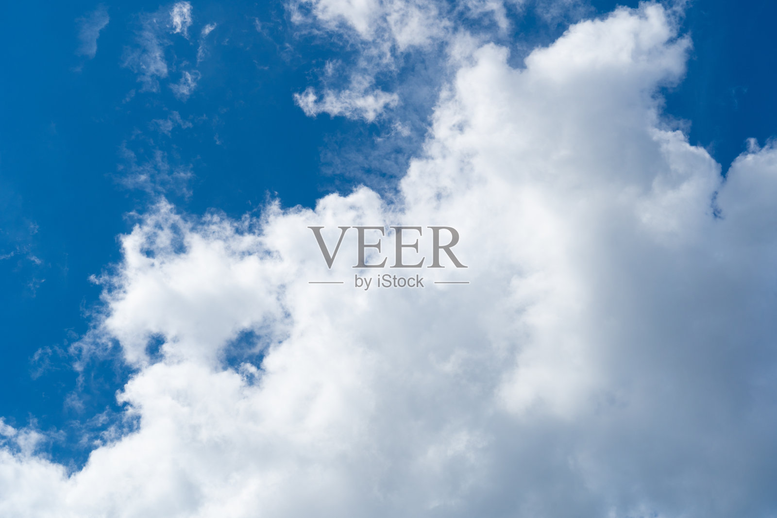 蓝天白云，晴朗多云的天空纹理背景，蓬松的云图案，晴朗的积云照片摄影图片