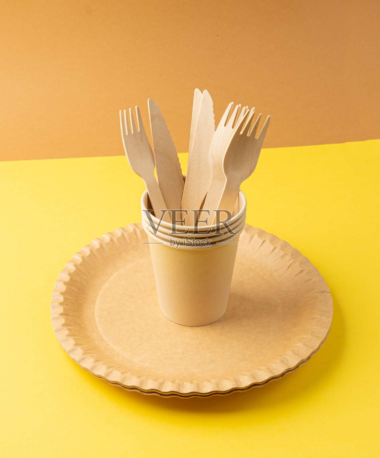 采购产品纸盘，叉，刀，生态餐具，一次性餐具，可生物降解的，生态生态餐桌设置野餐照片摄影图片