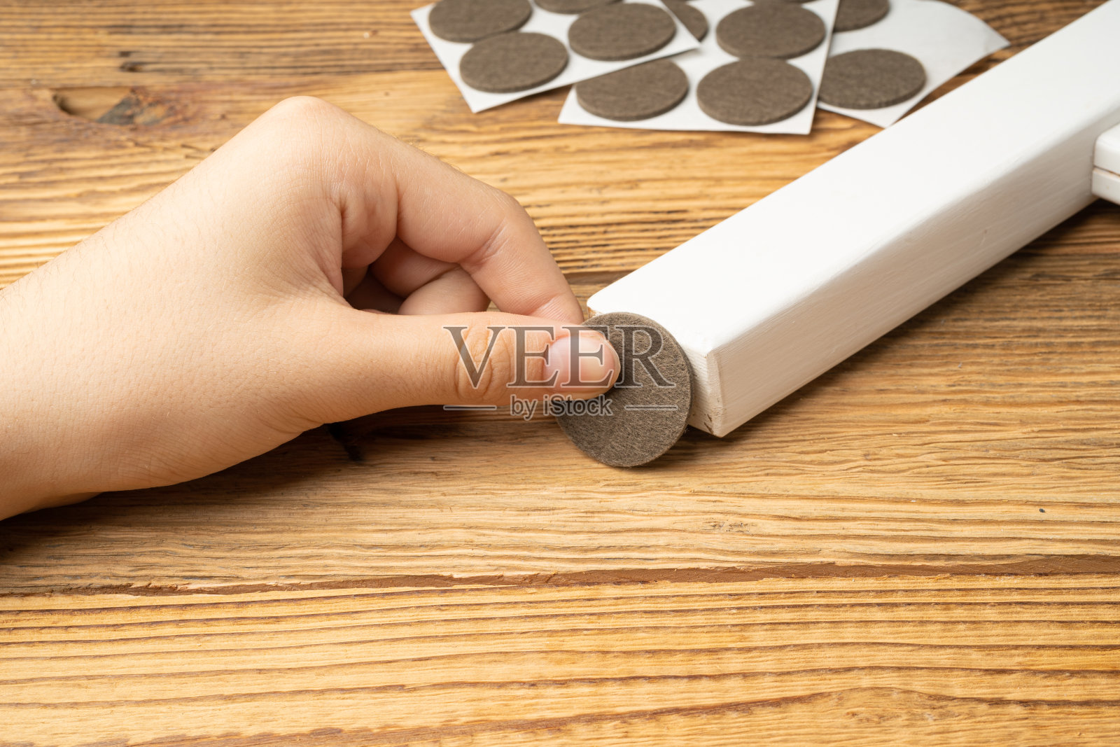 胶粘剂毡垫，地板保护器，椅子腿防滑毡贴，防噪音涂层照片摄影图片