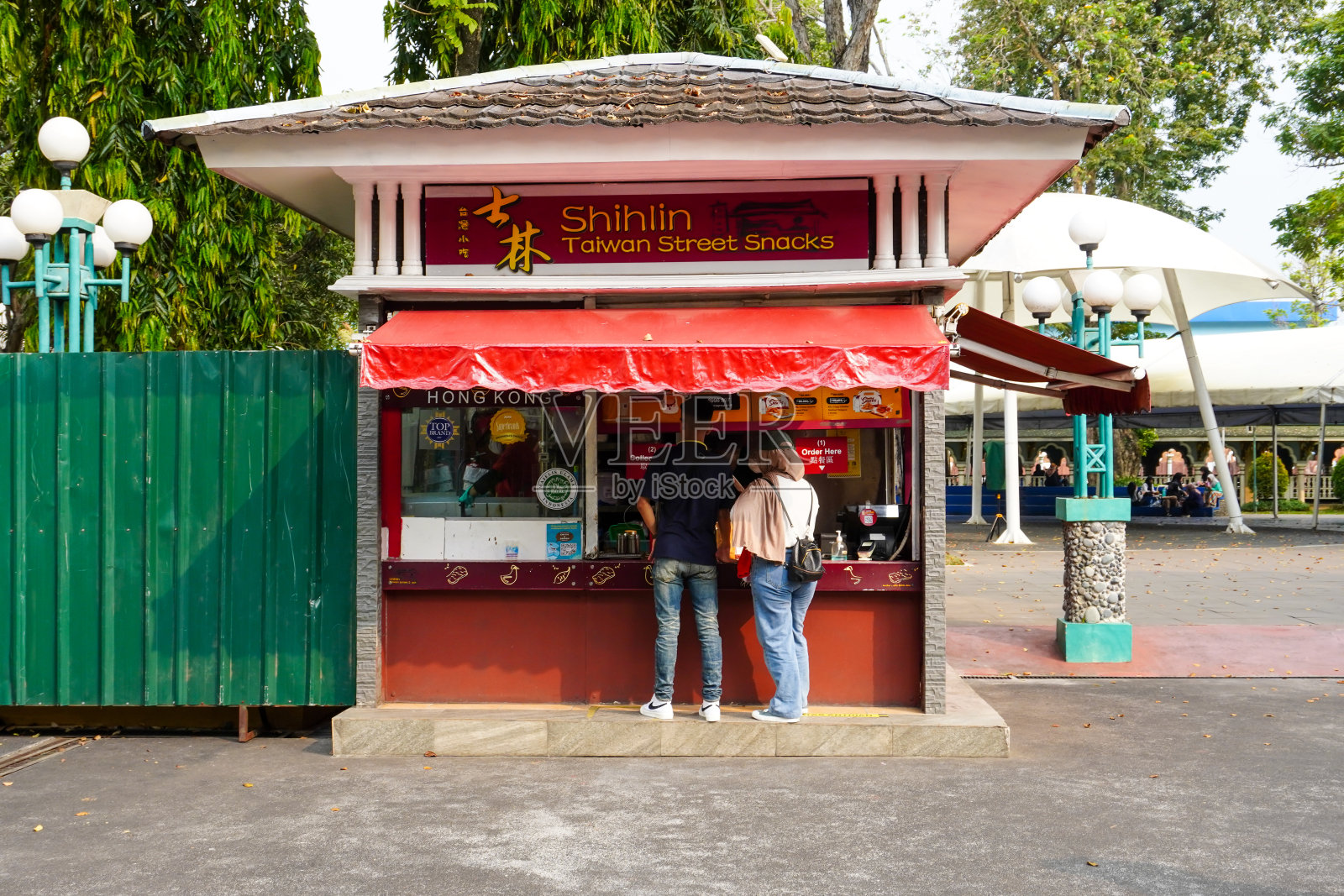 游客们在著名的安科尔奇幻世界石林购买小吃照片摄影图片