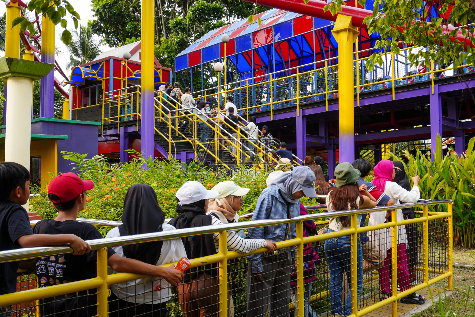 安卒梦幻世界 Halilintar 过山车的游客长队照片摄影图片