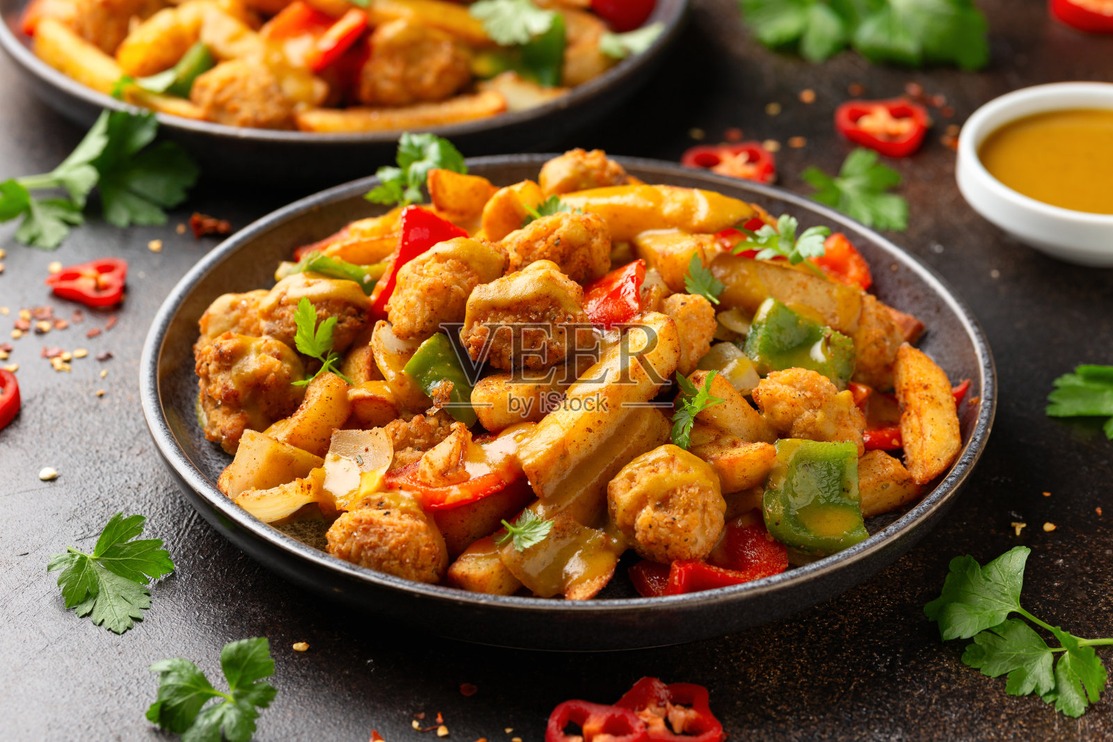 爱尔兰香料袋带走的食物有土豆薯条，炸鸡，蔬菜和咖喱酱照片摄影图片