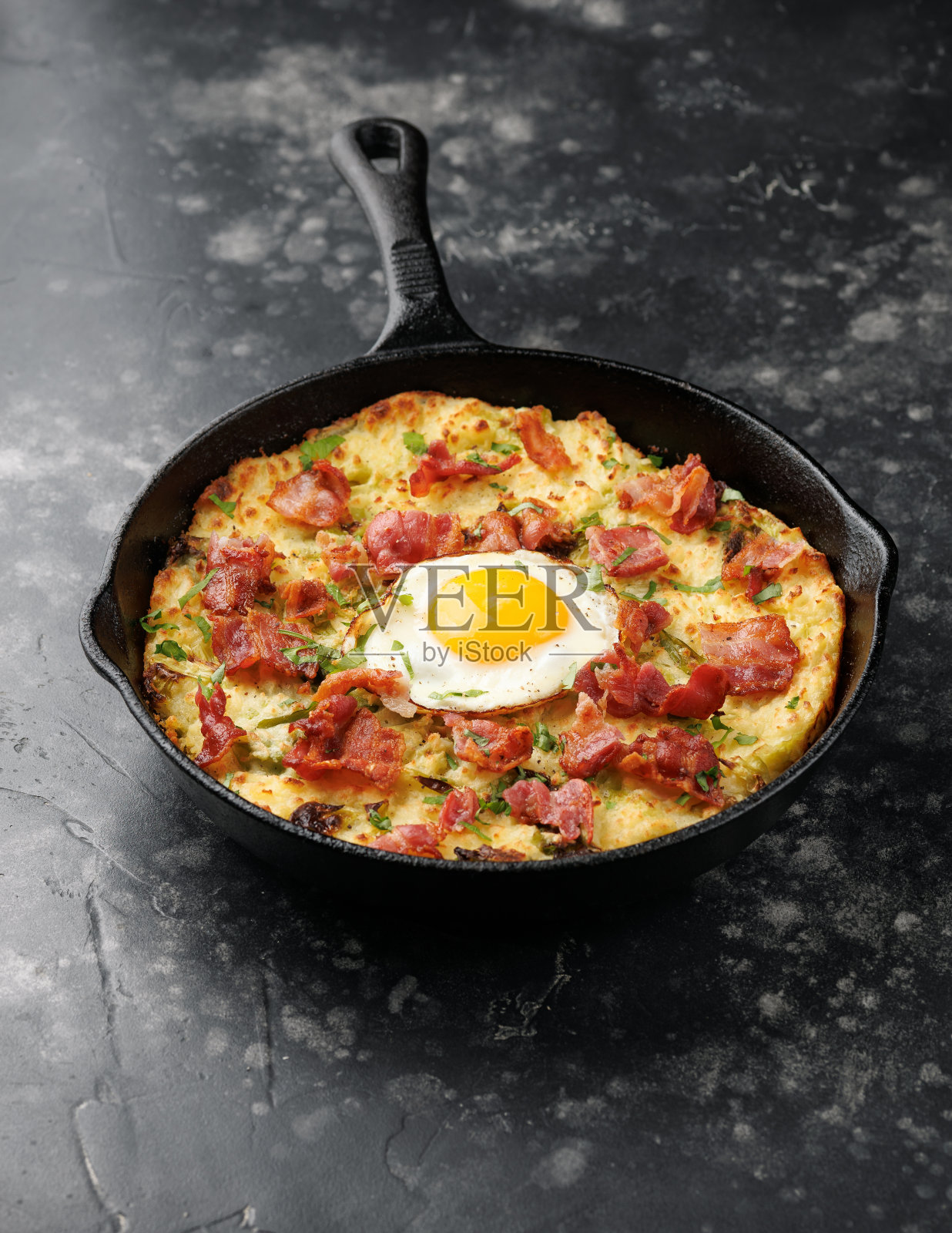 英式经典，泡泡和吱吱与土豆泥、卷心菜、培根和鸡蛋一起烤照片摄影图片