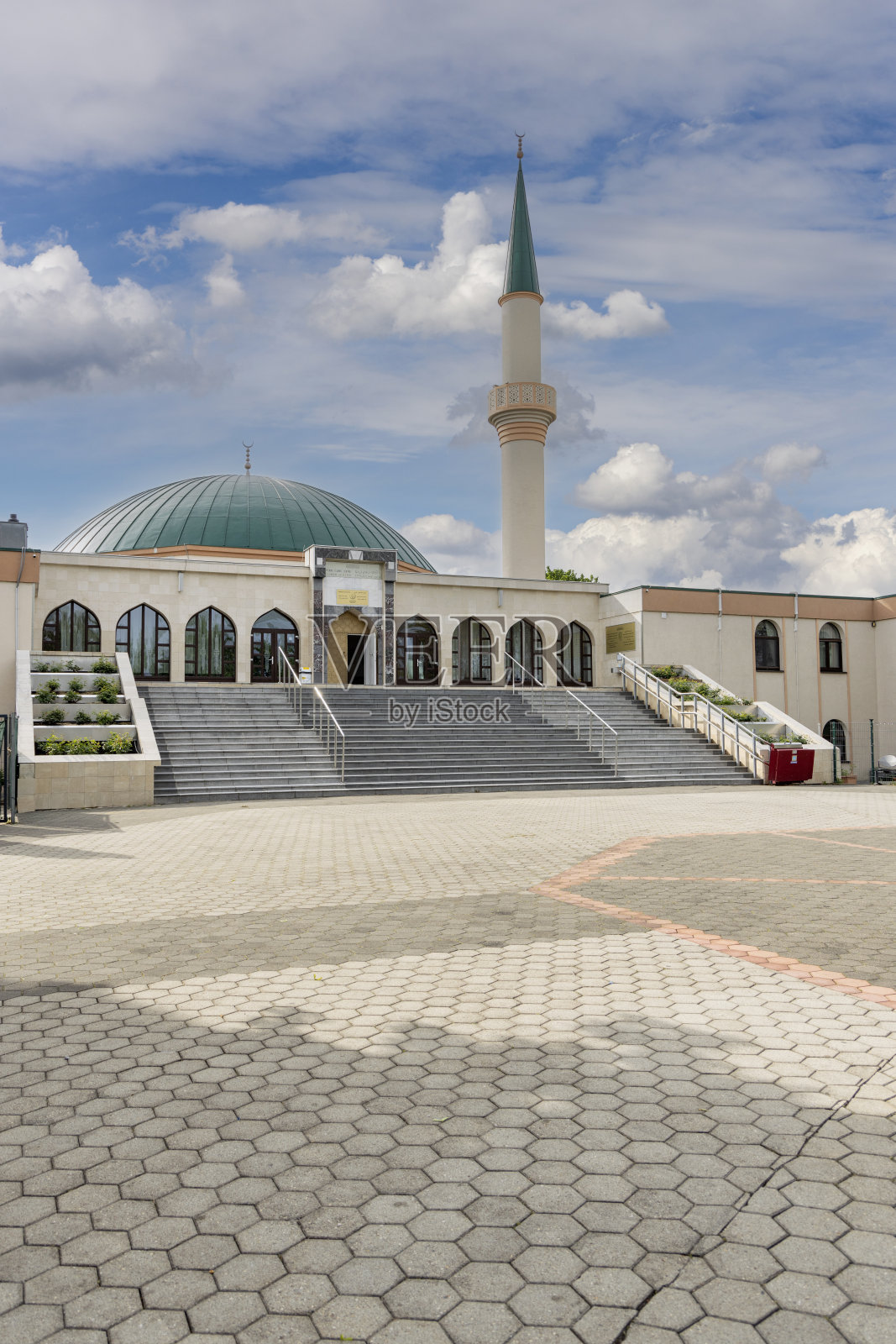 维也纳伊斯兰中心，位于奥地利维也纳多瑙河上照片摄影图片