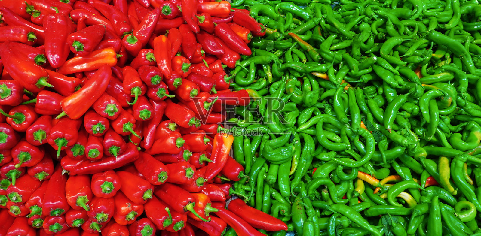 红绿辣椒撞色全画幅照片摄影图片