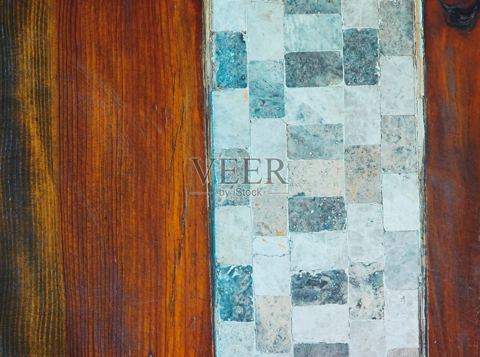 对比鲜明的木板和马赛克瓷砖特写照片摄影图片