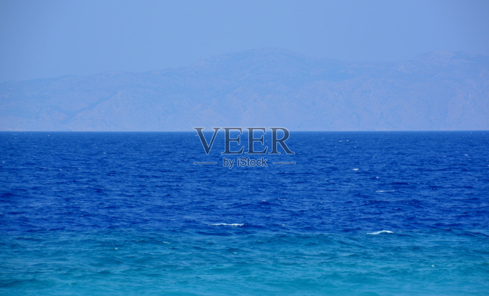 一大片水体以水平线为背景复制空间照片摄影图片