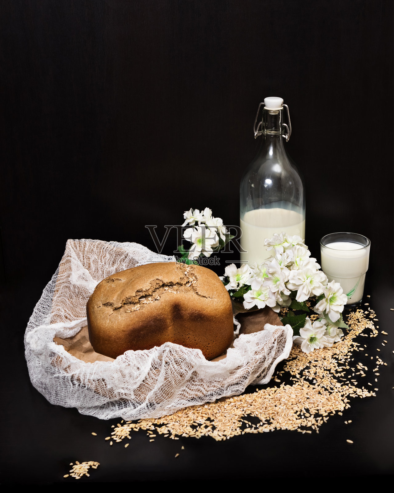 面包成分，牛奶瓶，牛奶玻璃，散粒，面包制作照片摄影图片
