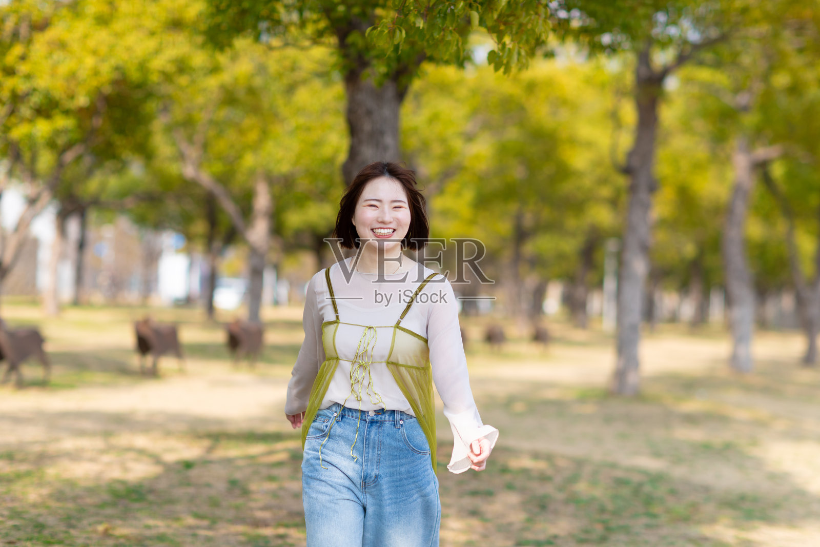 一个在海边玩耍的女人照片摄影图片