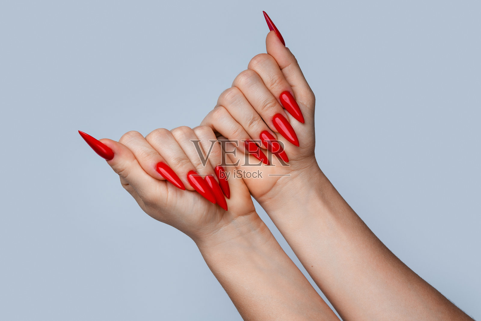 特写优雅的女性手与红色细指甲在灰色背景照片摄影图片