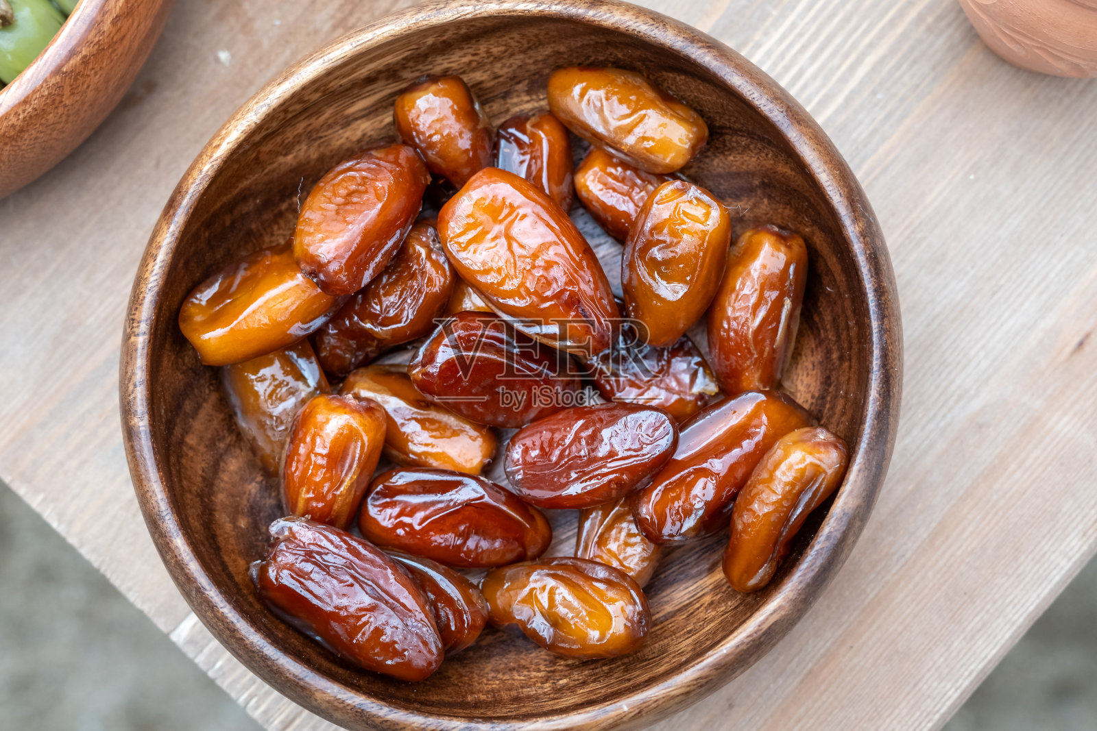 在一个质朴的木碗里装着新鲜的枣子照片摄影图片