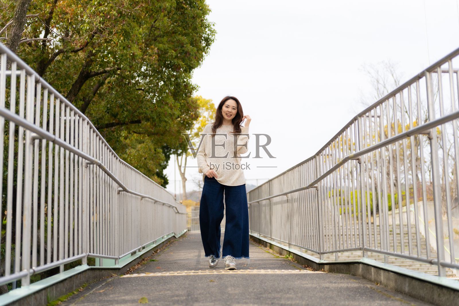 一个喜欢散步的女人照片摄影图片