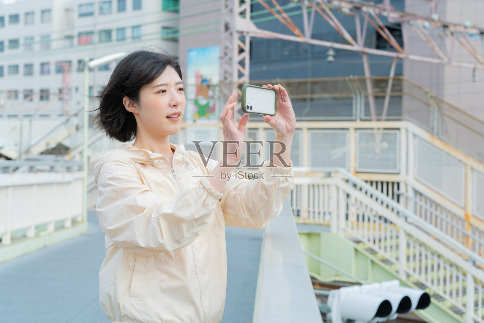 一个正在看智能手机的女人照片摄影图片