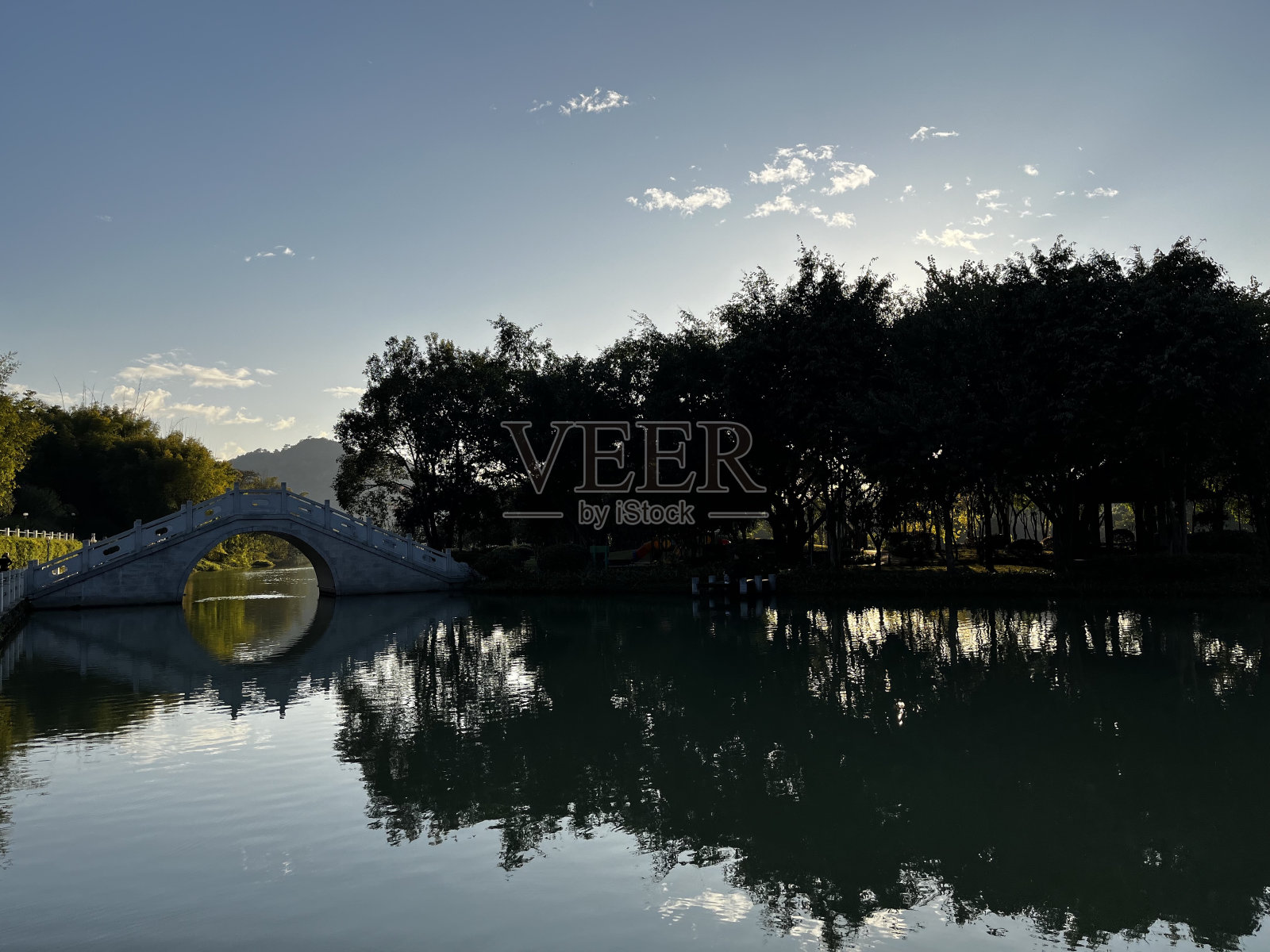 桥和它的反射照片摄影图片