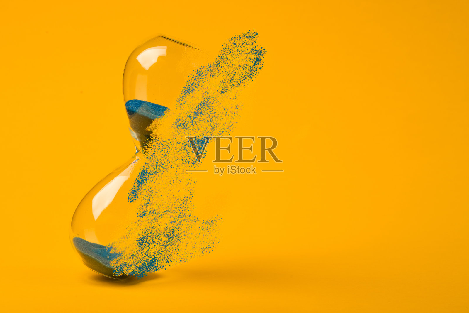 溶解的蓝色沙漏。溶解时间照片摄影图片