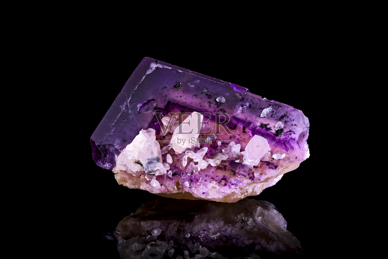 紫色和黄色萤石与白色方解石照片摄影图片