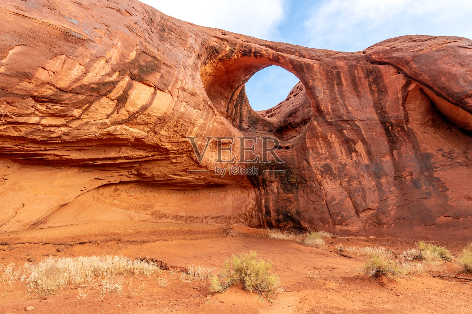 亚利桑那州纪念碑谷的太阳之眼拱门照片摄影图片
