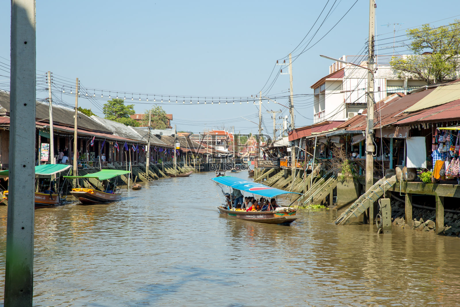 小船在运河里的小水里，在安帕瓦的水上市场照片摄影图片